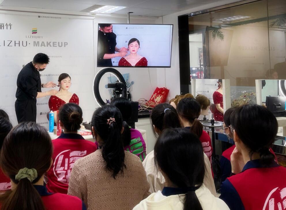 麗竹彩妝學校上演“換臉術(shù)”，展現(xiàn)南寧學彩妝哪家技術(shù)強