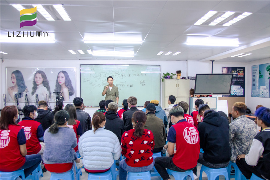 乾健·形象設(shè)計(jì)就業(yè)宣講會(huì)走進(jìn)南寧美發(fā)學(xué)校