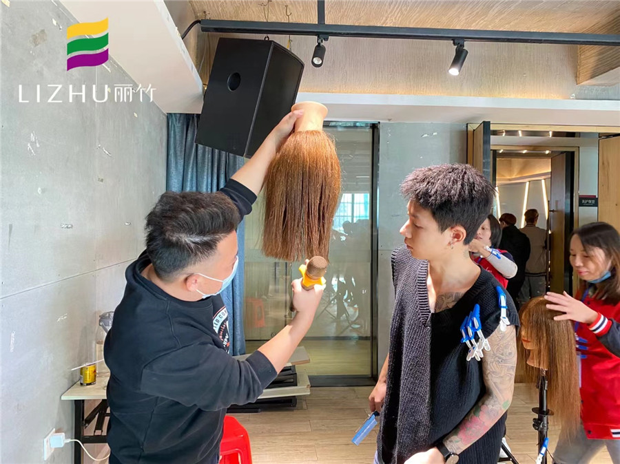 南寧美發(fā)學(xué)?？己耍悍叫螌哟危瑘A形層次，三角堆積修剪