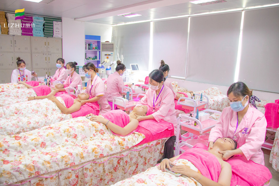 參觀麗竹美容學(xué)校課堂，感受廣西美容學(xué)校哪家教得好