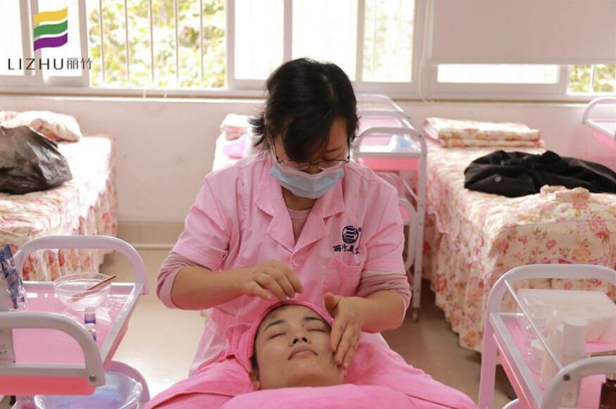 美容師不告訴你的皮膚護(hù)理小技巧，麗竹美容學(xué)校幫你找到啦