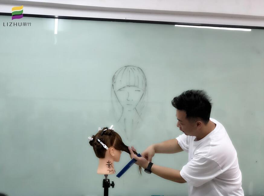 快來(lái)試試這些專為大臉而生的劉海