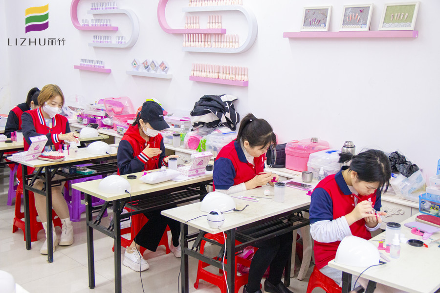 廣西南寧美甲學(xué)校課堂：認(rèn)識(shí)美甲種類