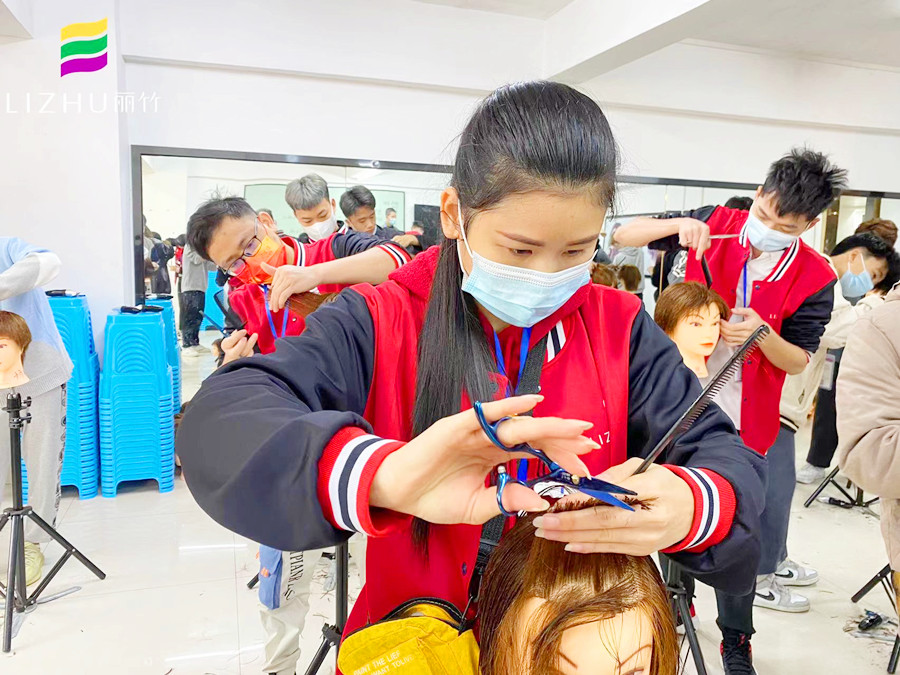 剪刀手法頭模練習(xí)，在廣西專業(yè)美發(fā)學(xué)校進(jìn)行