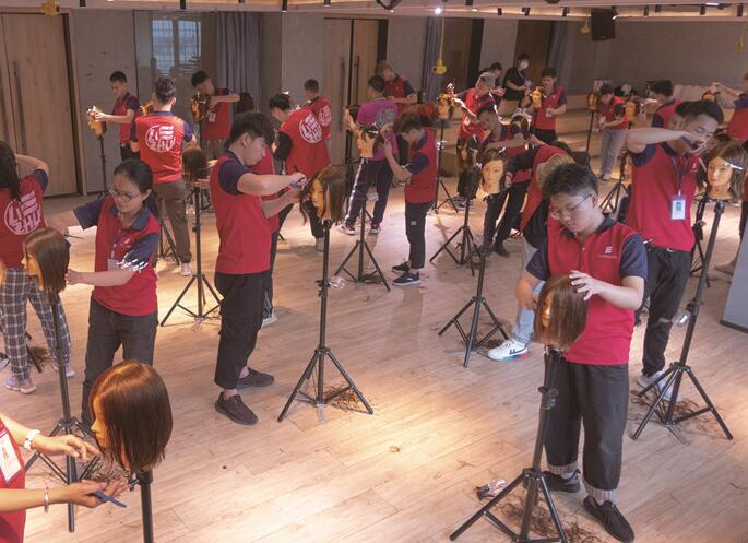 美發(fā)實(shí)操剪發(fā)常用手法，南寧美發(fā)基礎(chǔ)班學(xué)員正在練習(xí)