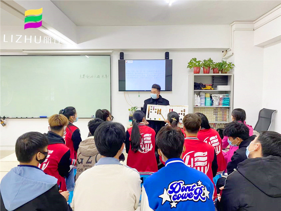 南寧哪里可以學(xué)染發(fā)？來(lái)麗竹學(xué)校魔幻色彩班