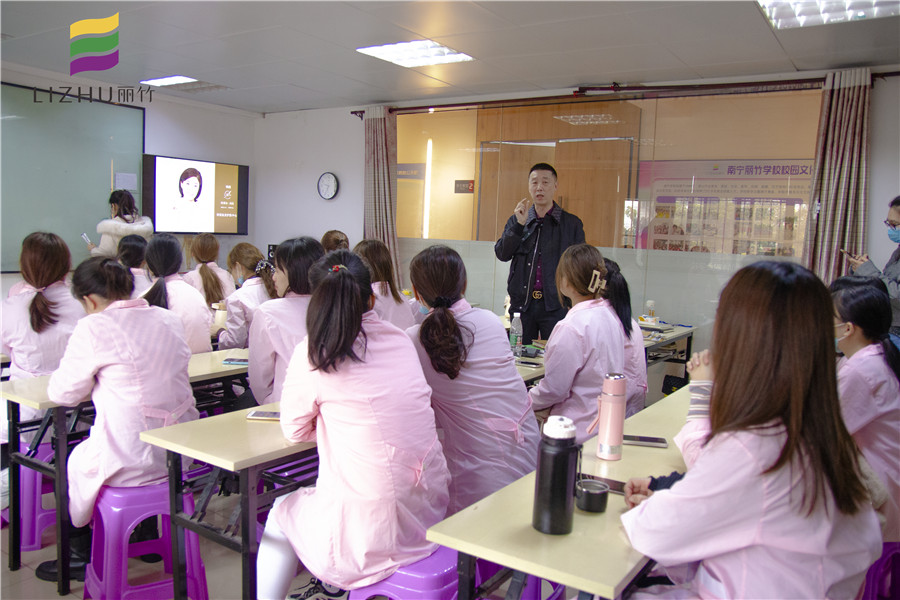 南寧哪家美容學(xué)校好就業(yè)？麗竹就邀請(qǐng)你參加美容就業(yè)宣講會(huì)