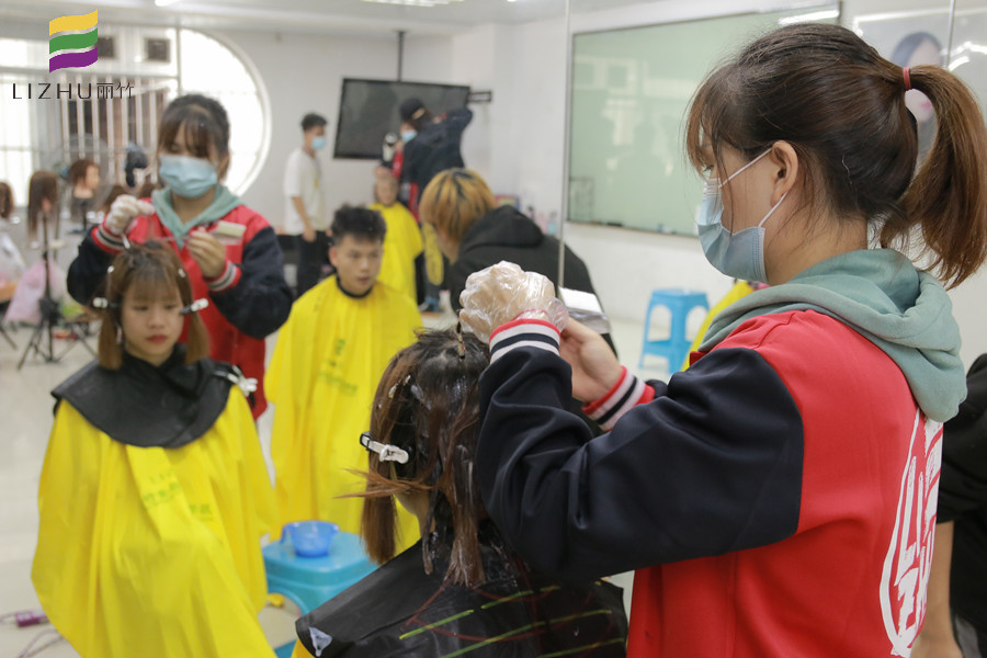 南寧燙染技術(shù)可以去哪里進(jìn)修？麗竹燙染培訓(xùn)班歡迎你