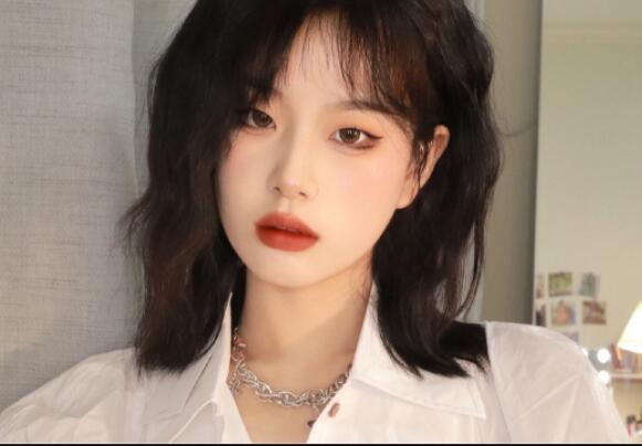 單眼皮眼影教程，廣西南寧彩妝學(xué)校分享