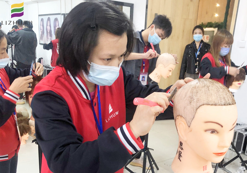 美發(fā)剃刀如何操作？廣西南寧美發(fā)培訓(xùn)學(xué)校教你