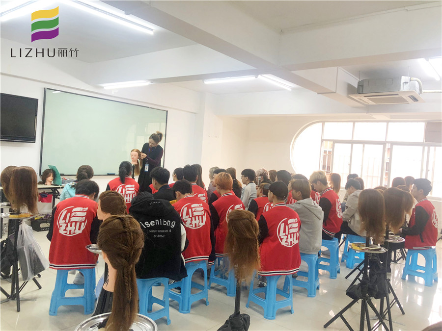 南寧美發(fā)學(xué)校哪家教編發(fā)？麗竹專業(yè)美發(fā)學(xué)校歡迎你