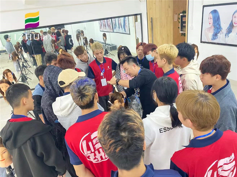 美發(fā)圓形層次修學(xué)習(xí)，廣西正規(guī)美發(fā)培訓(xùn)機(jī)構(gòu)學(xué)習(xí)