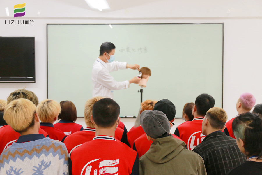 推剪的練習(xí)方法，廣西教美發(fā)基礎(chǔ)的學(xué)校分享