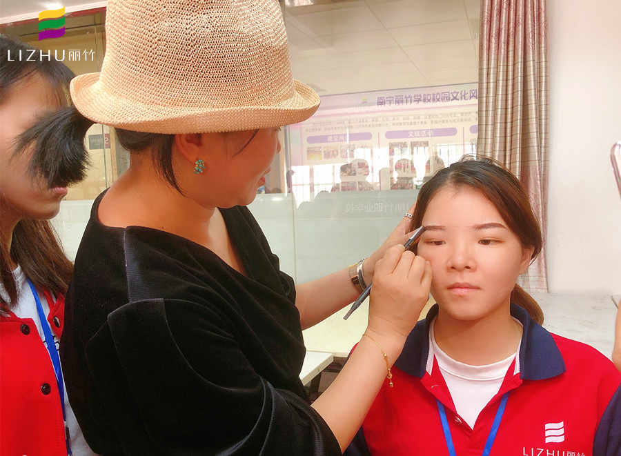 眉毛發(fā)癢怎么辦？廣西紋繡培訓(xùn)哪里資質(zhì)高