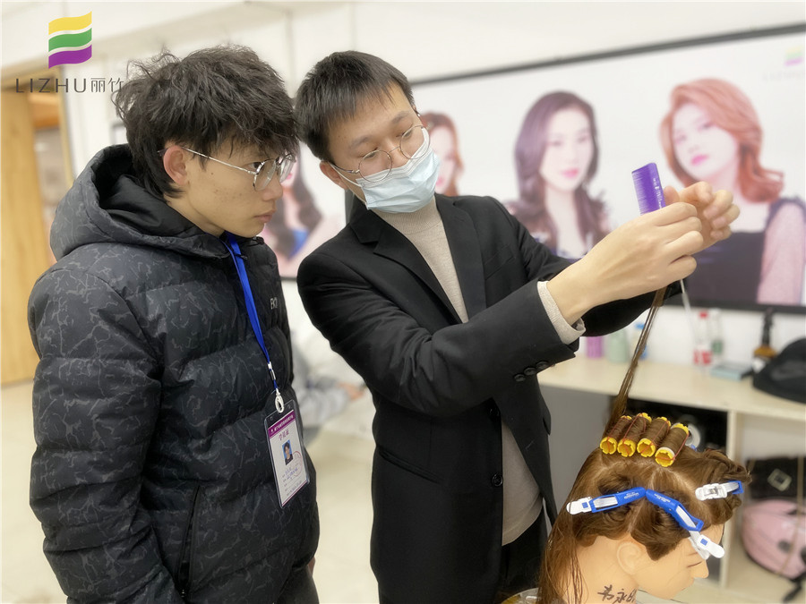 美發(fā)初學(xué)者如何練習(xí)上杠？廣西專業(yè)教燙染的學(xué)校教你