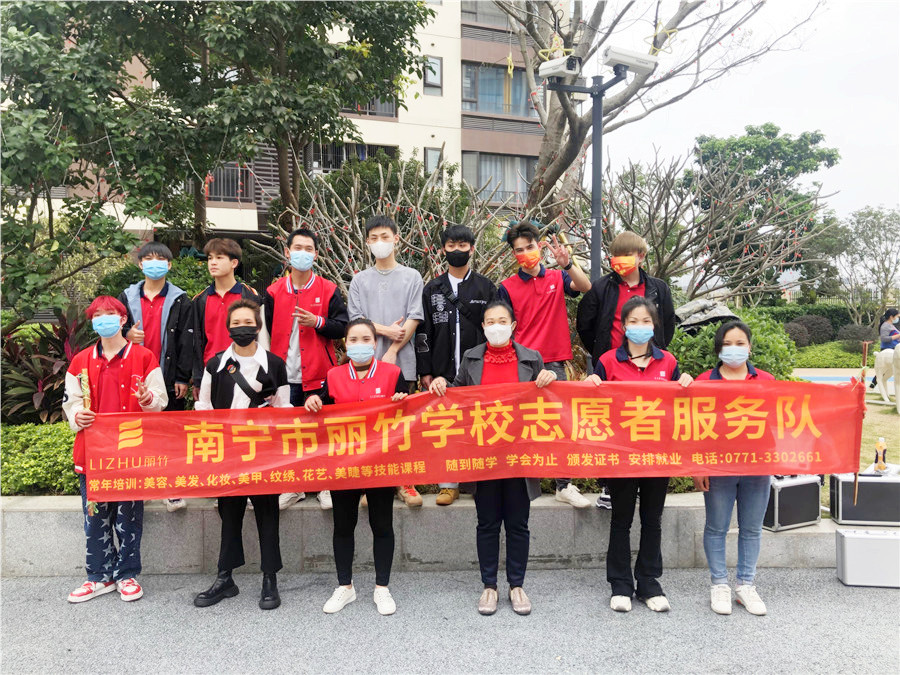 南寧美發(fā)學校小區(qū)理發(fā)，積極發(fā)揚“雷鋒精神”