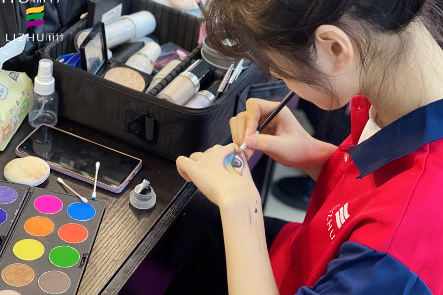 為什么要在手上練習(xí)化妝？南寧化妝知識(shí)問(wèn)答