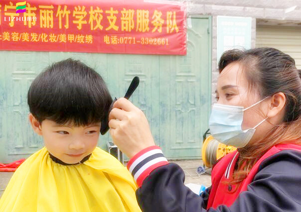 南寧麗竹學校公益理發(fā)，爭當群眾身邊的“活雷鋒”