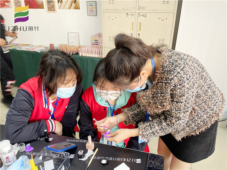 南寧美甲培訓(xùn)學(xué)校哪家好？歡迎到麗竹美甲精 英班試聽