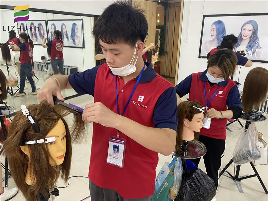 直板夾怎么用？廣西美發(fā)課堂學(xué)員為你講解