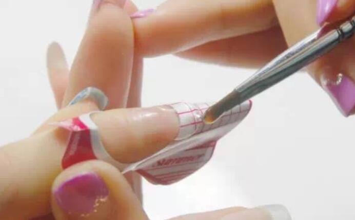 美甲延長膠怎么卸？南寧美甲理論知識必學課程