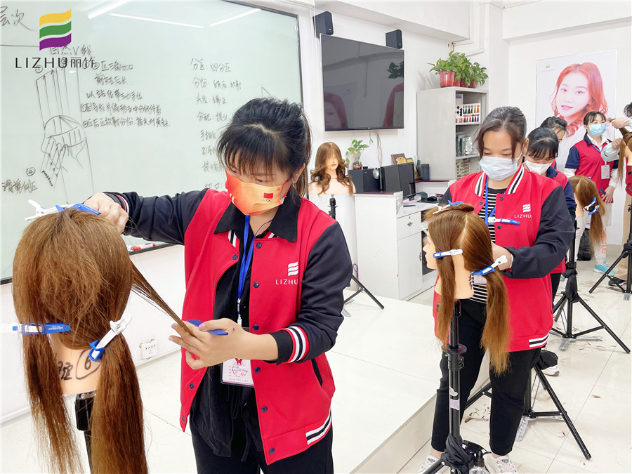 “自然V線”修剪，廣西美發(fā)學(xué)校十大名校課程