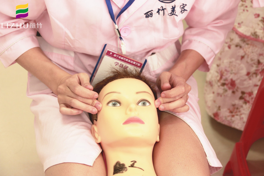為什么學(xué)美容要練習(xí)假頭模？廣西認可的美容學(xué)校告訴你