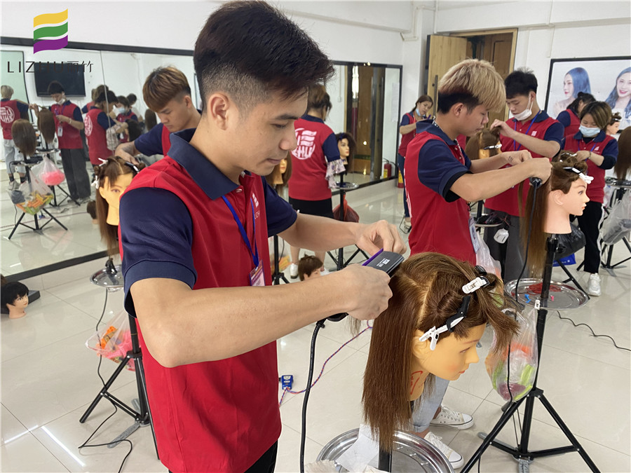 直板夾的使用教程，廣西學(xué)燙發(fā)技術(shù)的學(xué)校知識分享