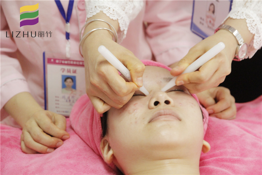 眼部撥筋的好處和壞處，學(xué)美容的正規(guī)學(xué)校推薦