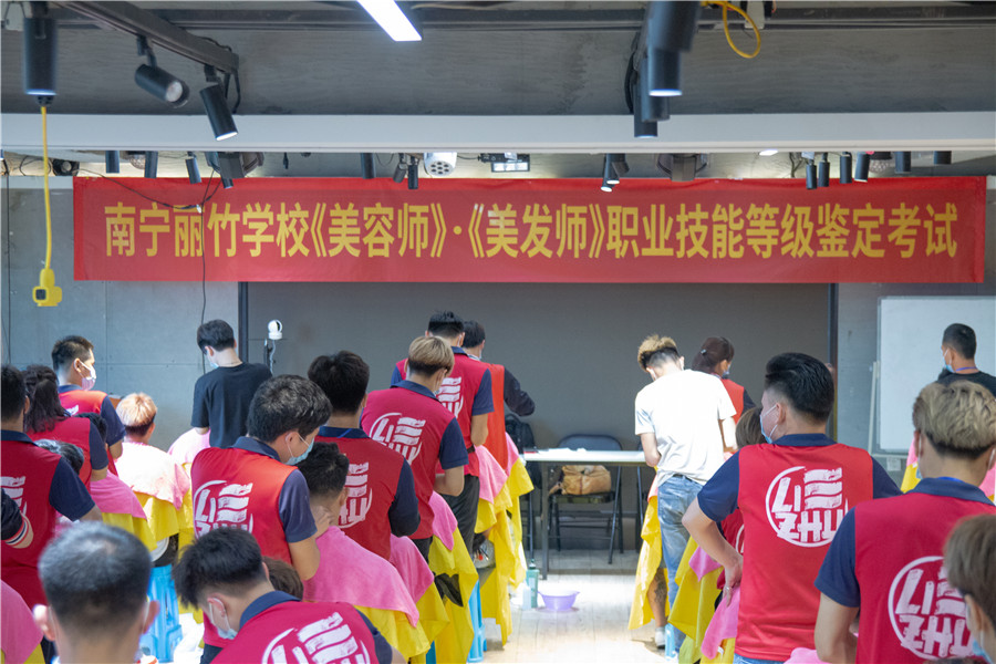 考職業(yè)資格證的學校推薦：麗竹學?？甲C班