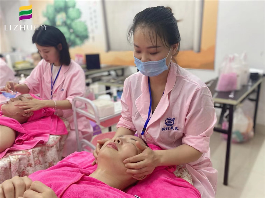 面部皮膚護(hù)理要學(xué)什么？廣西美容學(xué)校十大名校為你介紹