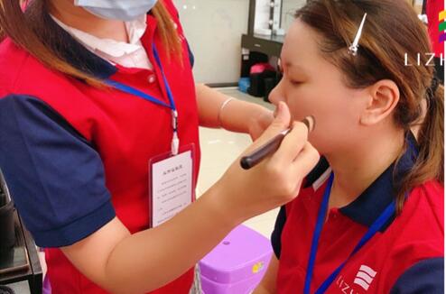 粉底刷海綿的區(qū)別，廣西化妝基礎(chǔ)教學(xué)