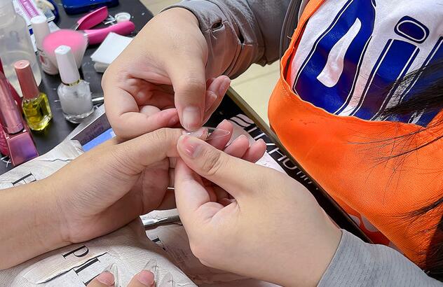 廣西哪里教美甲基礎(chǔ)？全貼甲片怎么貼？