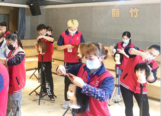 女士剪發(fā)打薄手法，南寧理發(fā)剪發(fā)學(xué)校課程分享