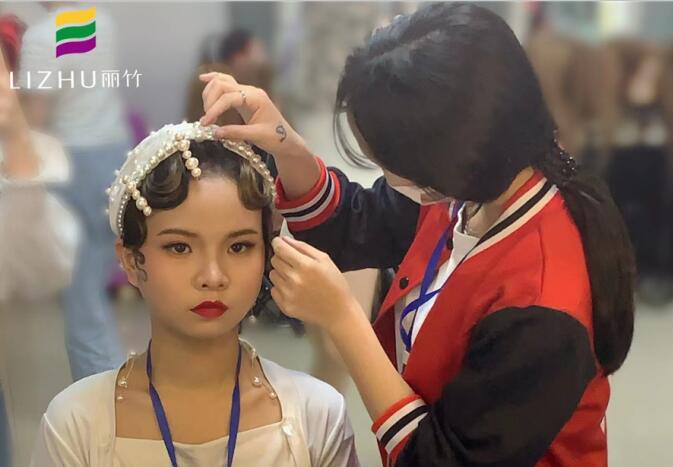 復(fù)古手推波發(fā)型練習(xí)，南寧學(xué)習(xí)盤發(fā)造型課堂實(shí)況