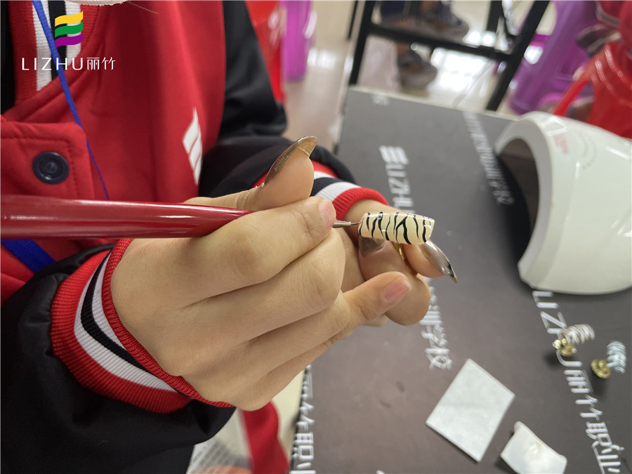 超簡單斑馬紋美甲教程，南寧專業(yè)美甲培訓(xùn)學(xué)校教你