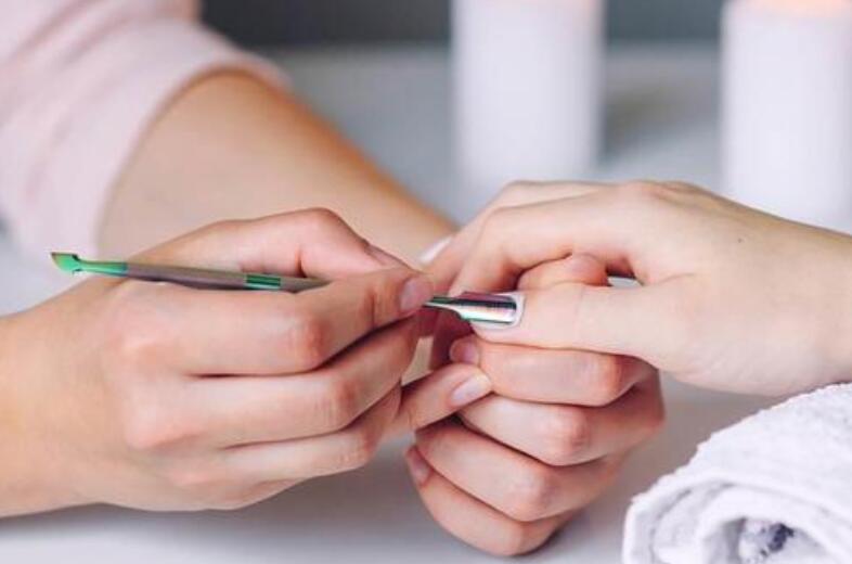 半貼甲片怎么卸？廣西專業(yè)美甲培訓(xùn)機構(gòu)教你