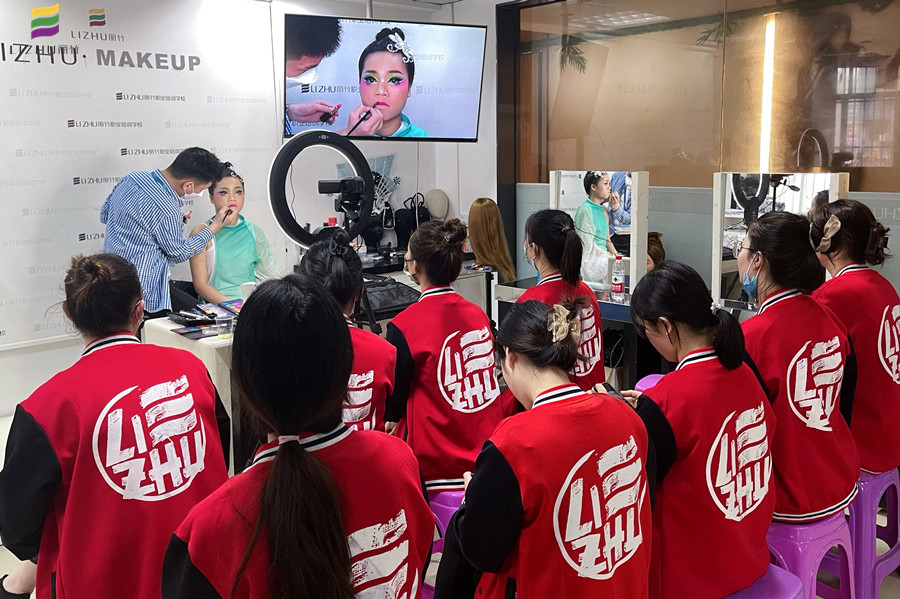 廣西彩妝學(xué)校舞臺妝欣賞，展現(xiàn)色彩夸張之美