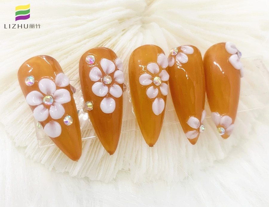 彩繪立體雕花美甲，南寧美甲培訓(xùn)專業(yè)學(xué)校作品