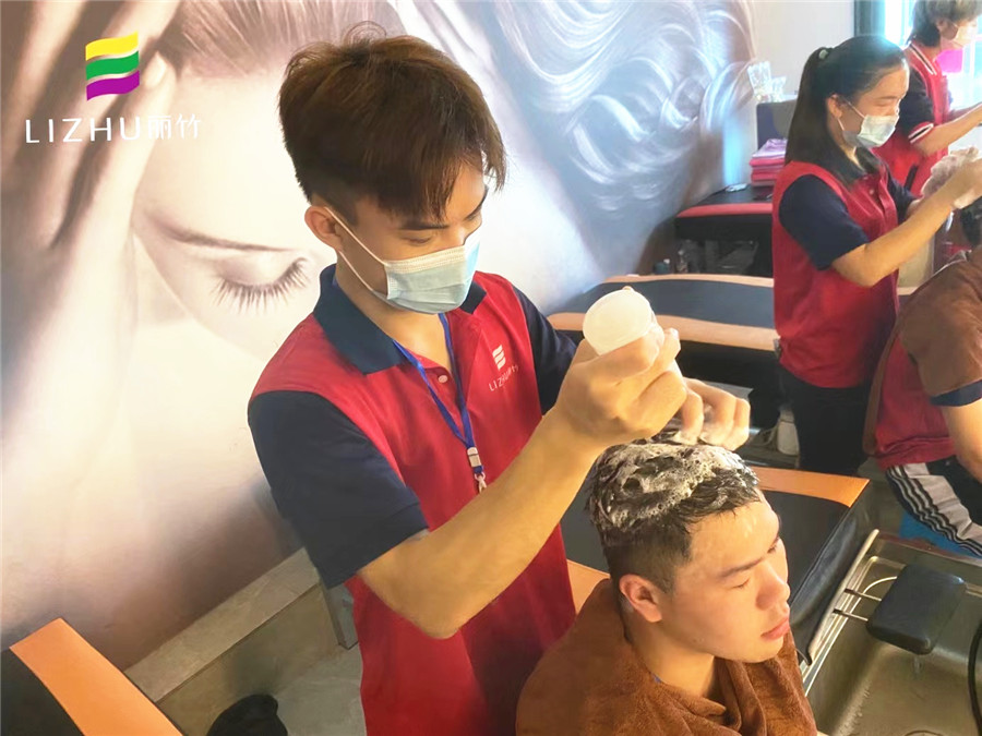 中式洗頭與泰式洗頭的不同，南寧美發(fā)洗頭學(xué)校專業(yè)解答