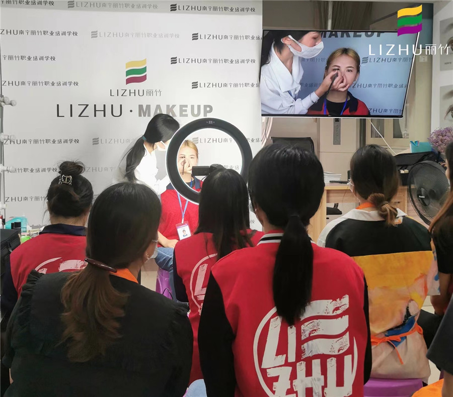 化妝新手畫(huà)眉方法，廣西化妝彩妝培訓(xùn)學(xué)校演示手法