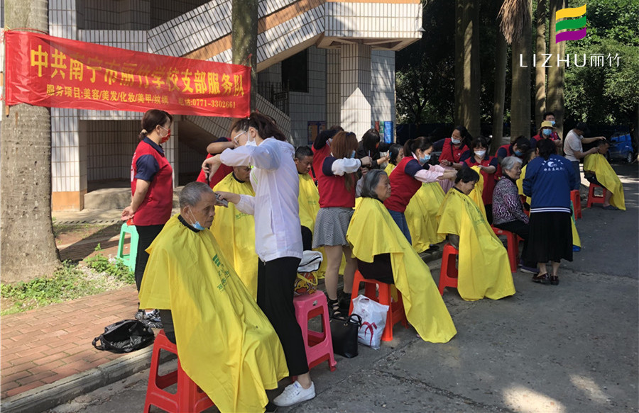 免費(fèi)理發(fā)進(jìn)社區(qū)，廣西美發(fā)培訓(xùn)學(xué)校實(shí)踐活動(dòng)
