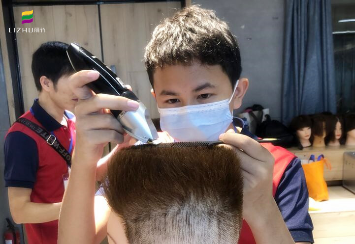 用推剪怎么理平頭？南寧理發(fā)培訓(xùn)學(xué)校實(shí)操演示