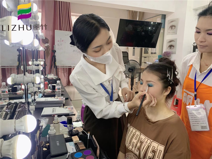 舞臺(tái)妝眼影怎么畫(huà)？南寧化妝培訓(xùn)眼妝教程