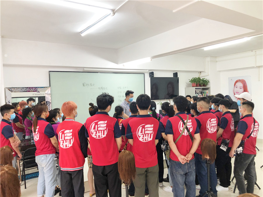 美發(fā)邊緣修剪常用步驟，南寧專業(yè)正規(guī)美發(fā)學(xué)校授課