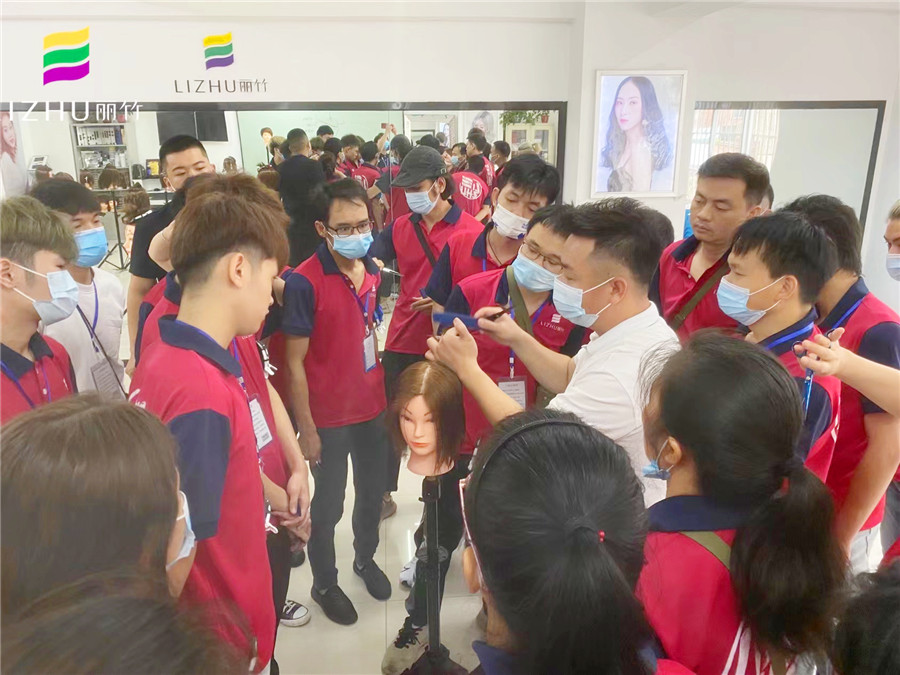 短發(fā)兩側(cè)層次修剪，南寧美發(fā)師職業(yè)培訓(xùn)學(xué)校