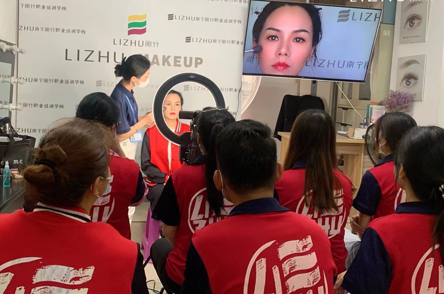 夏季黃色眼影妝妝容，廣西化妝造型培訓(xùn)機構(gòu)