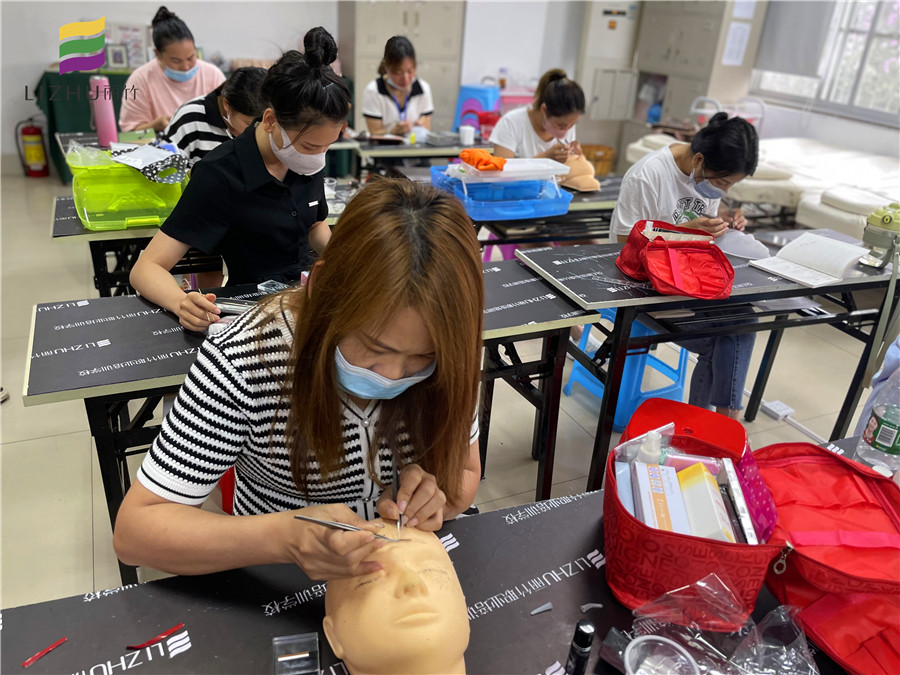 南寧美睫培訓(xùn)班學(xué)員進(jìn)行真人實操前的練習(xí)