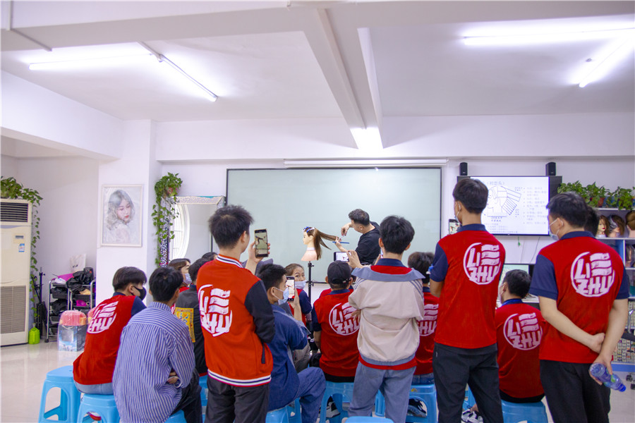 中長(zhǎng)發(fā)尾層次修剪，南寧理發(fā)培訓(xùn)學(xué)校演示手法