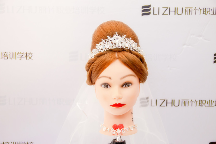 “赫本包”的特點(diǎn)，南寧盤發(fā)培訓(xùn)學(xué)校幫你整理